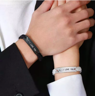 Twee polsen met de zwarte en witte I LOVE YOU armband