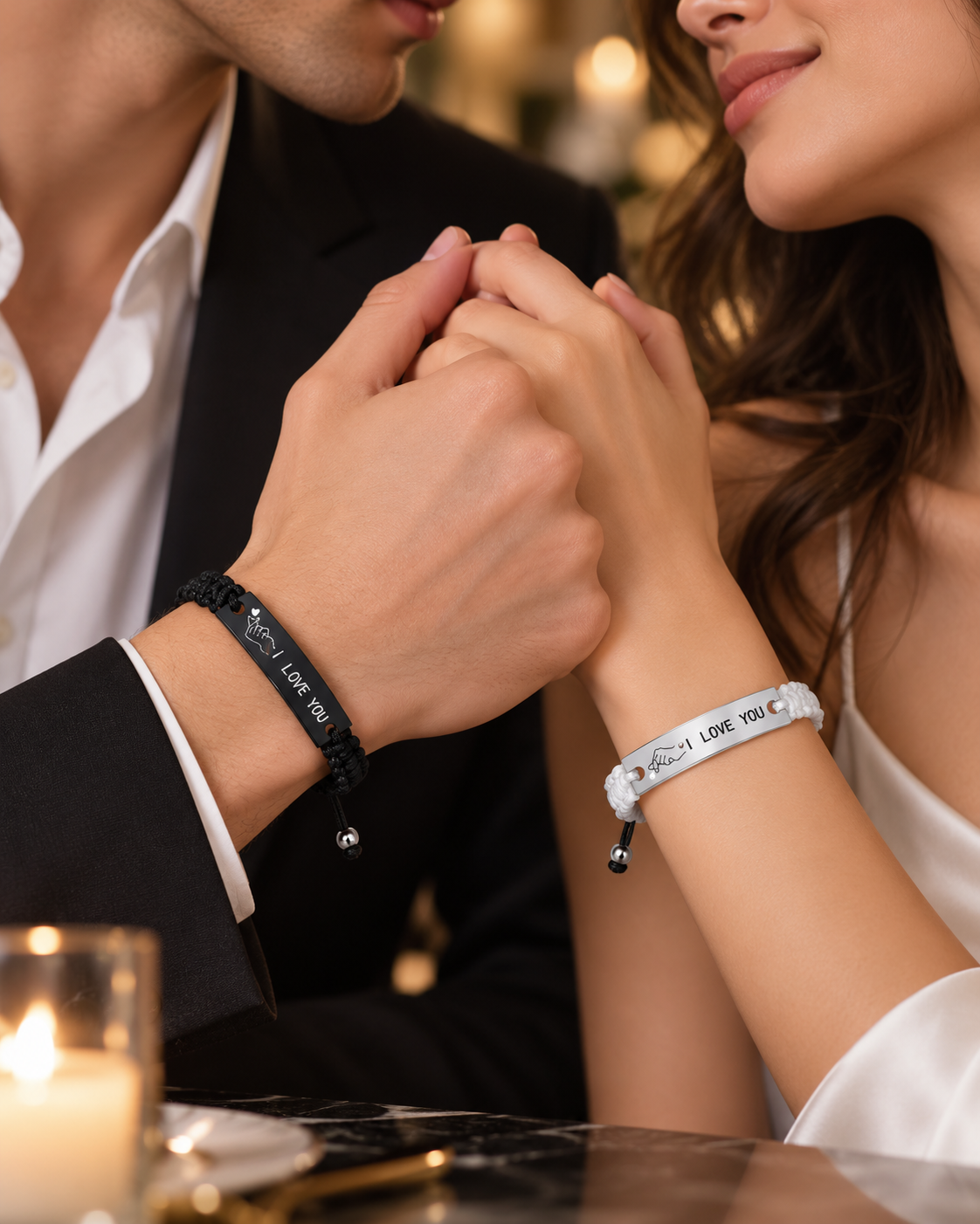 Koppel houdt handen vast en draagt de matching armbanden